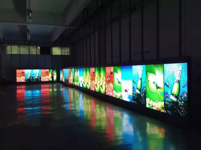 o pólo de iluminação da rua conduziu o quadro de avisos